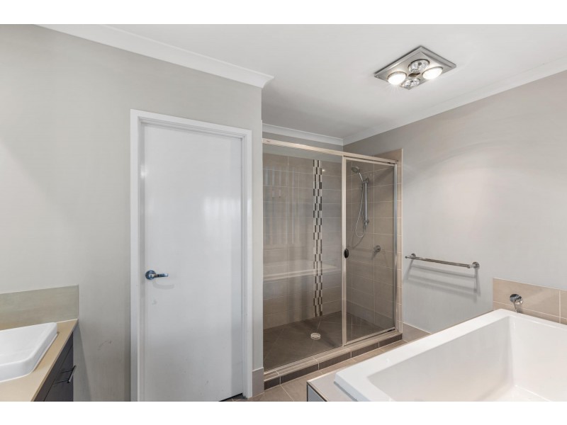 13 Knightsbridge Drive, Chuwar QLD 4306