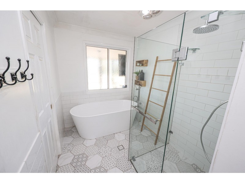 22 Harpeng Road, Wivenhoe Pocket QLD 4306