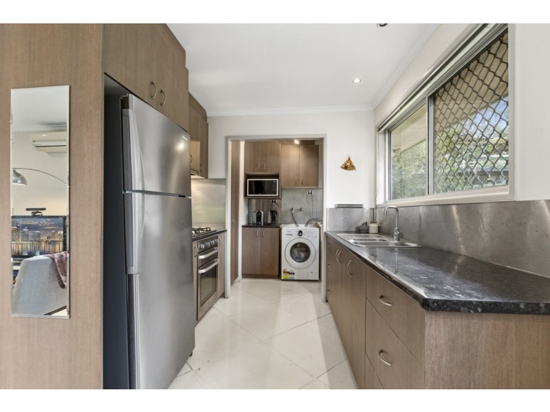 21 Robyn Street, Chapel Hill QLD 4069