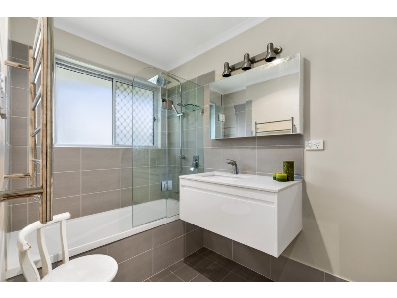 21 Robyn Street, Chapel Hill QLD 4069