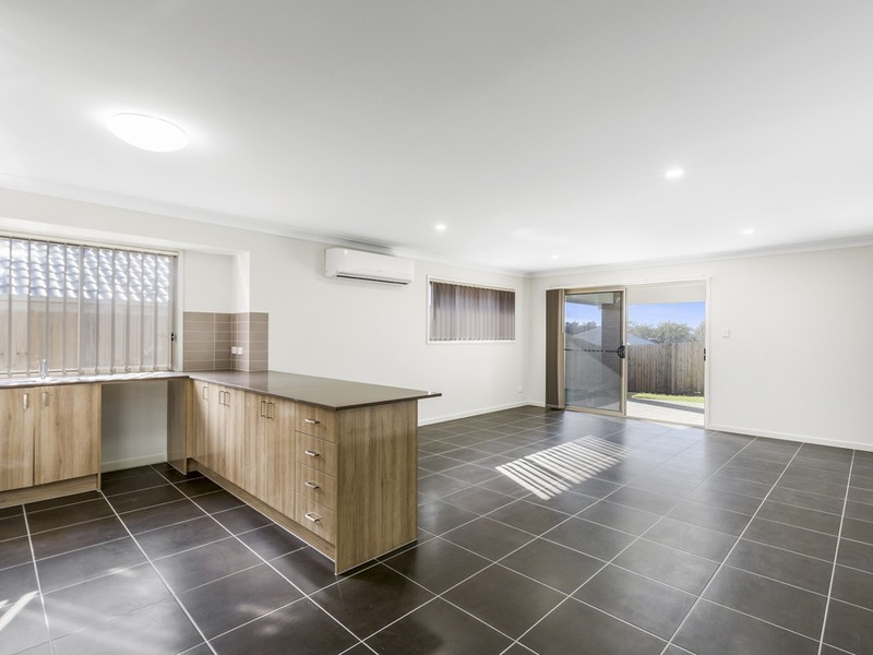 8 Maurie Pears Cr, Pimpama QLD 4209