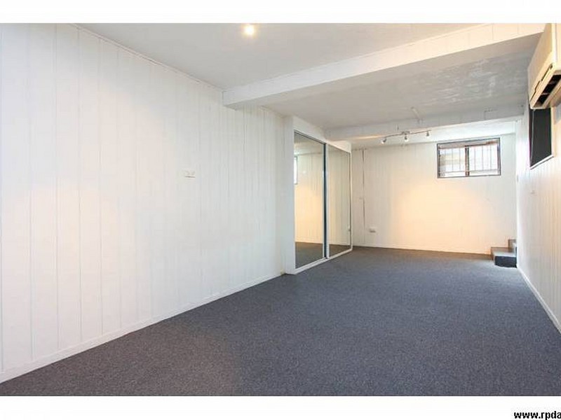 6 JONES STREET, Red Hill QLD 4059
