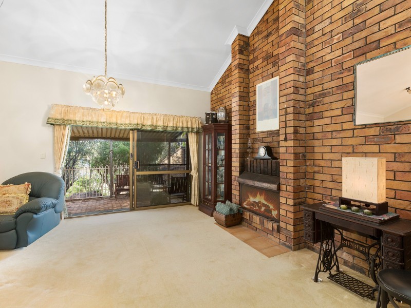 5 Lawson Court, Mount Ommaney QLD 4074