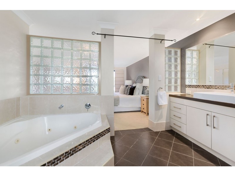 126 The Parkway, Stretton QLD 4116
