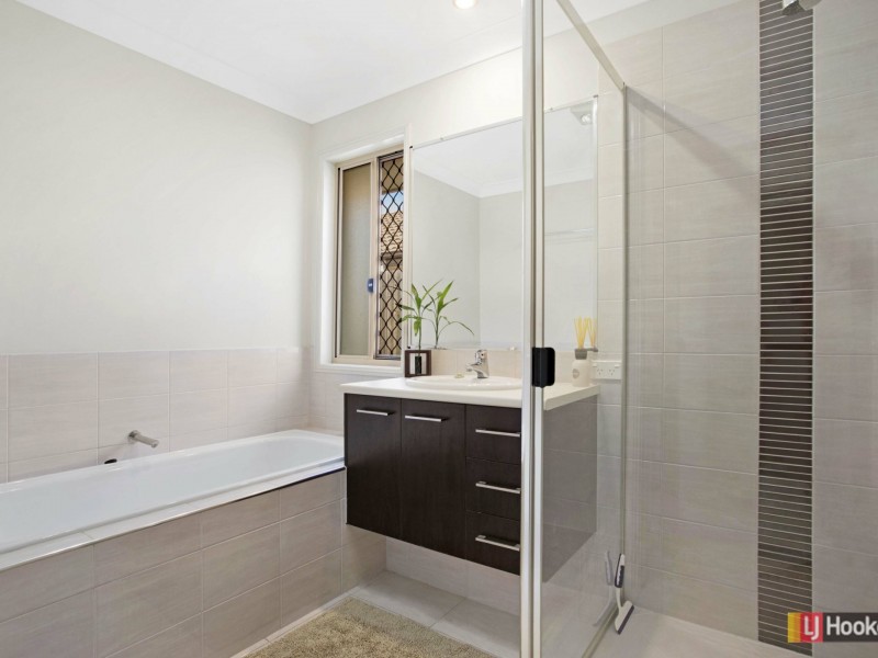 10 Lyrebird Crescent, Upper Kedron QLD 4055