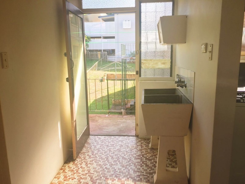 1127 Logan Road, Holland Park QLD 4121