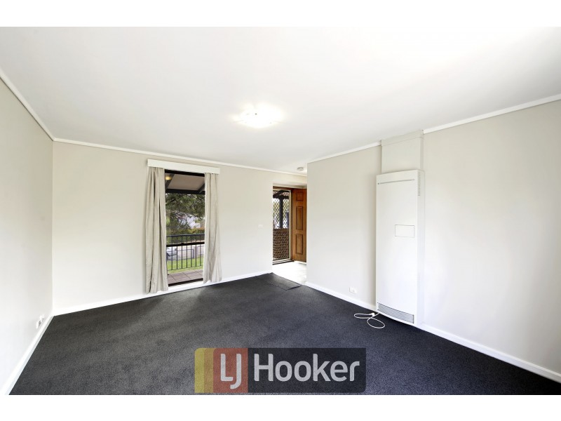 8 Nivison Place, Charnwood ACT 2615