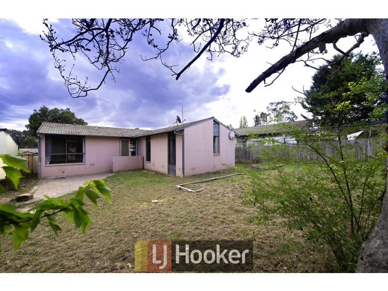 8 Nivison Place, Charnwood ACT 2615