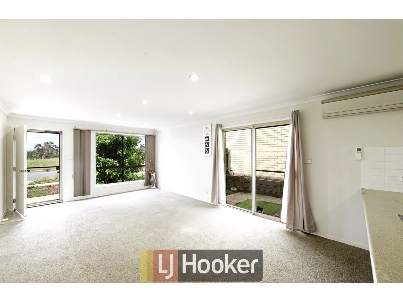 52 Hilda Kincaid Crescent, Macgregor ACT 2615