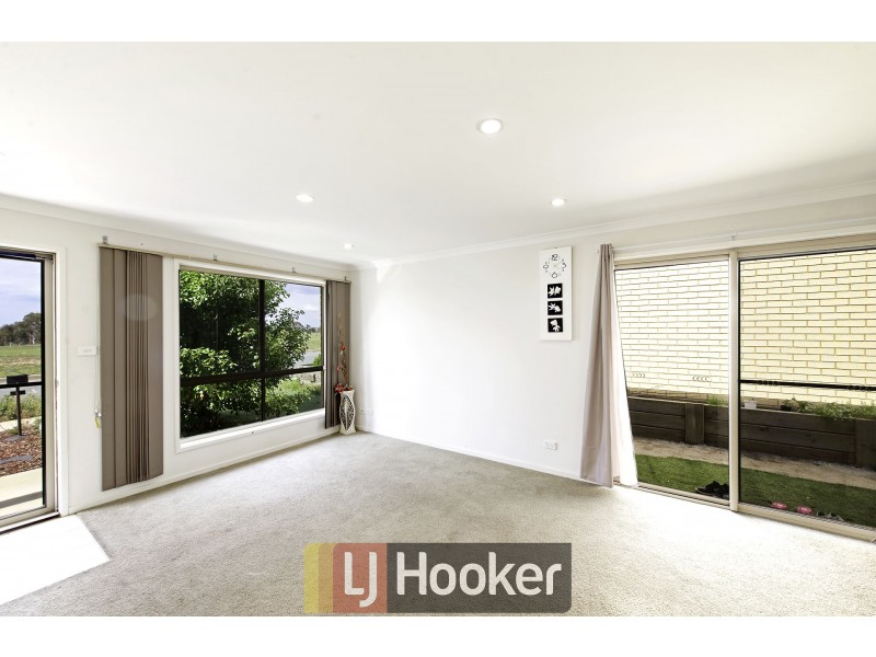 52 Hilda Kincaid Crescent, Macgregor ACT 2615