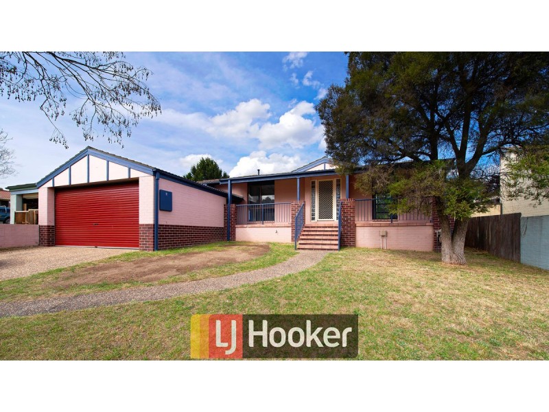8 Nivison Place, Charnwood ACT 2615