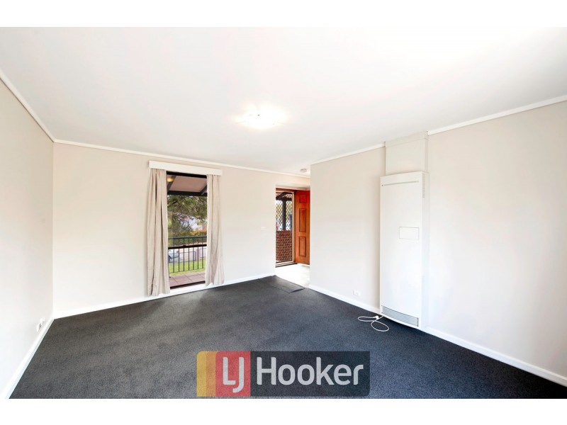 8 Nivison Place, Charnwood ACT 2615