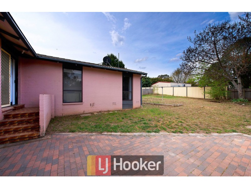 8 Nivison Place, Charnwood ACT 2615
