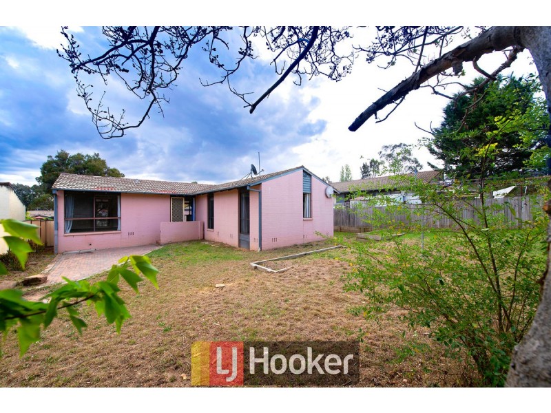 8 Nivison Place, Charnwood ACT 2615