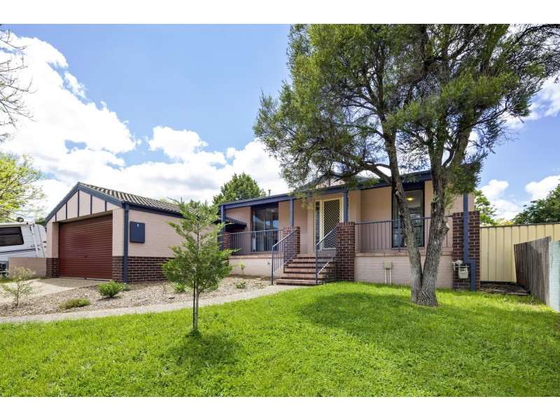 8 Nivison Place, Charnwood ACT 2615
