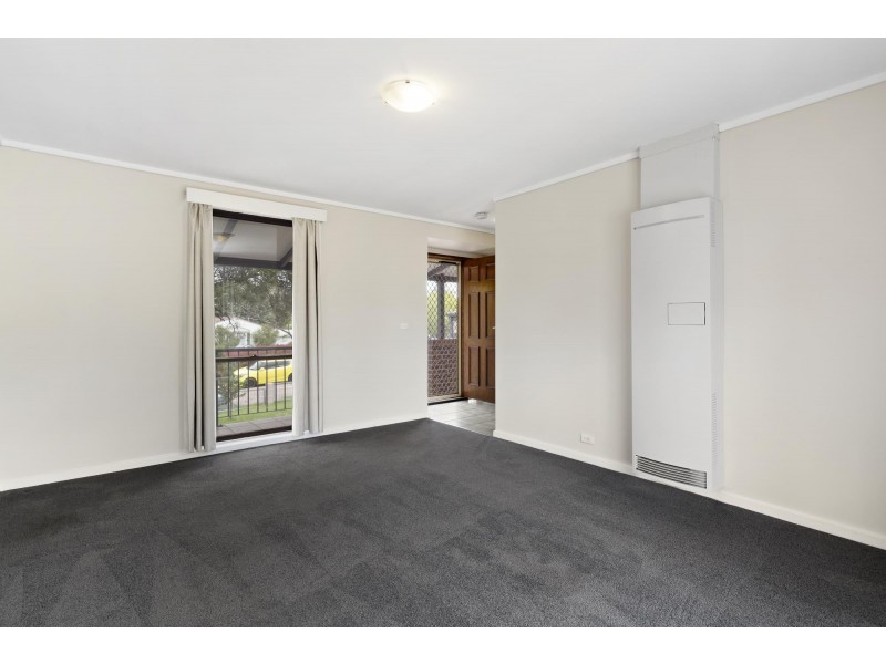 8 Nivison Place, Charnwood ACT 2615