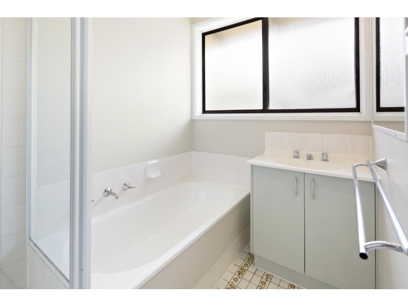 8 Nivison Place, Charnwood ACT 2615