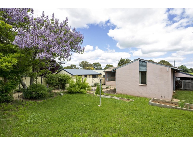 8 Nivison Place, Charnwood ACT 2615