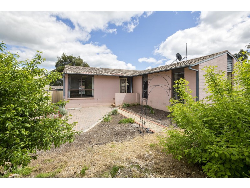 8 Nivison Place, Charnwood ACT 2615