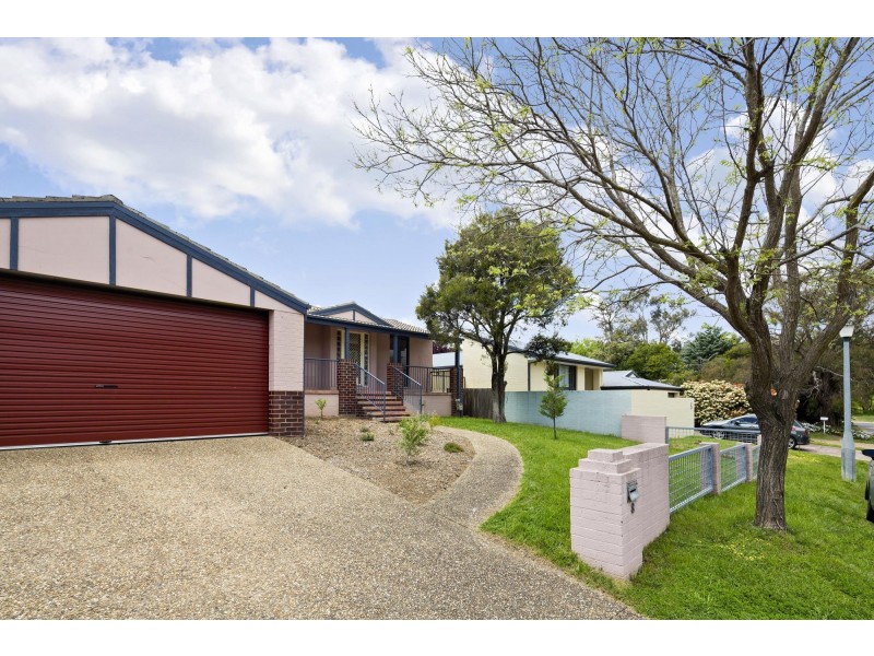 8 Nivison Place, Charnwood ACT 2615
