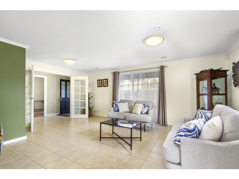 9 Molineaux Place, Farrer ACT 2607