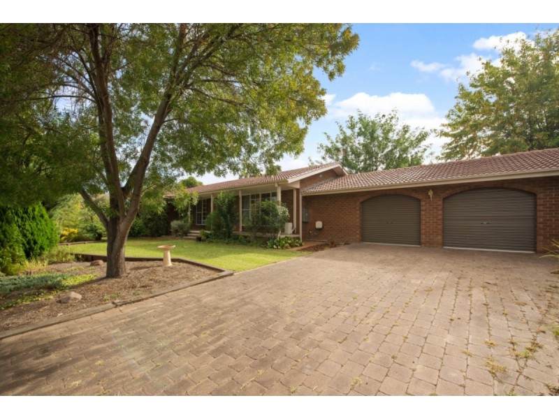 64 Bacchus Circuit, Kambah ACT 2902
