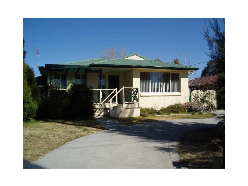 13 Koyong Pl, Moss Vale NSW 2577