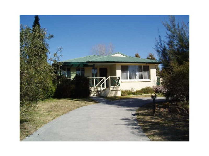 13 Koyong Pl, Moss Vale NSW 2577