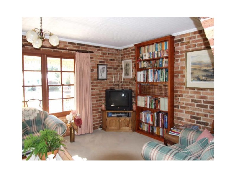 2 Campbell Crescent, Moss Vale NSW 2577