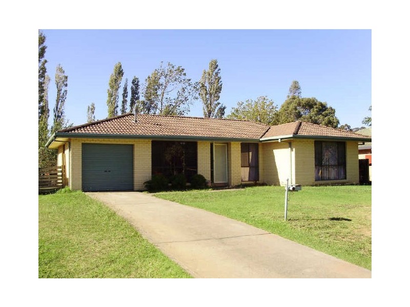 6 Simon Place, Moss Vale NSW 2577