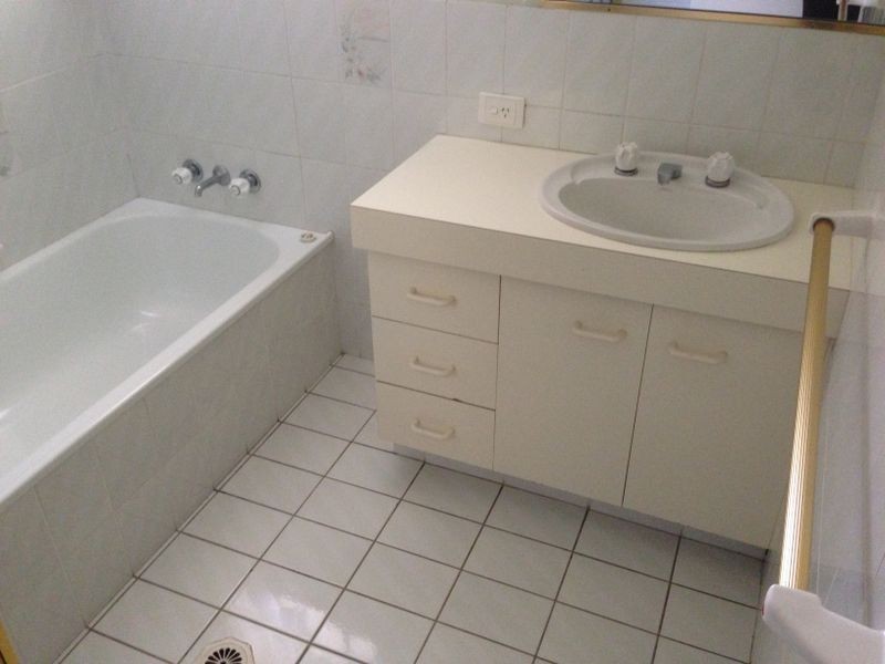 2/4 Flora Close, Burleigh Waters QLD 4220