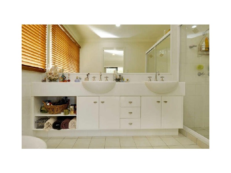 2/5 Acanthas Avenue, Burleigh Heads QLD 4220