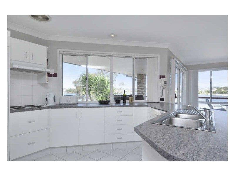 138 Honeyeater Drive, Burleigh Waters QLD 4220