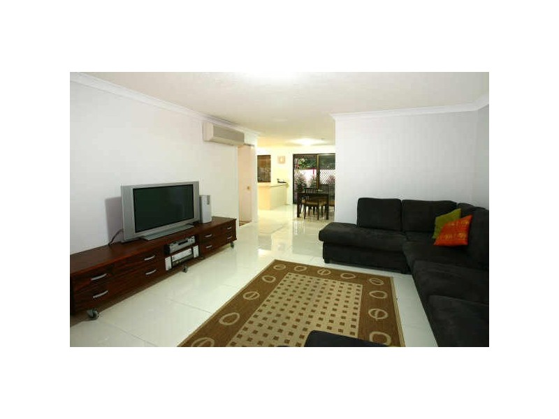 2/9 Flora Cl, Burleigh Waters QLD 4220