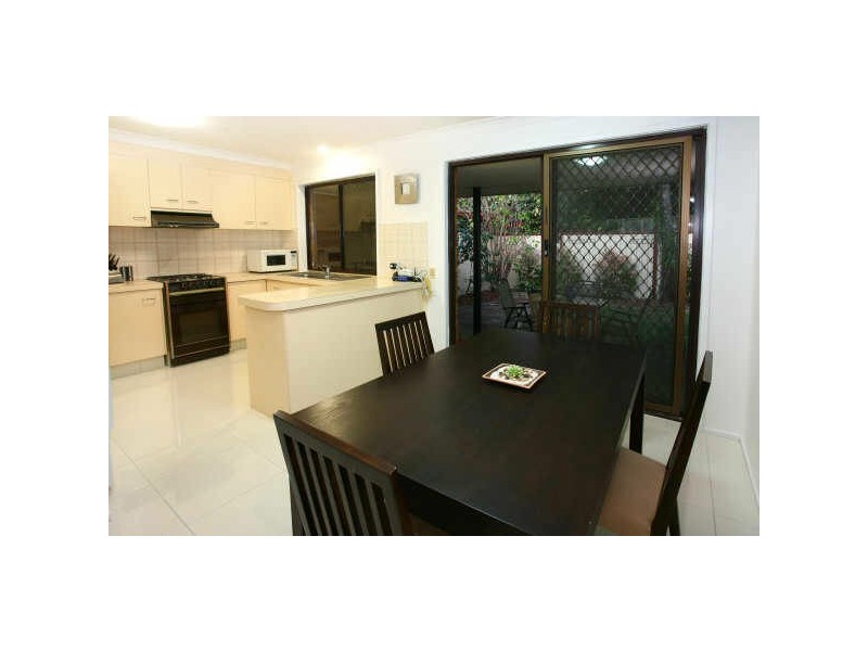 2/9 Flora Cl, Burleigh Waters QLD 4220