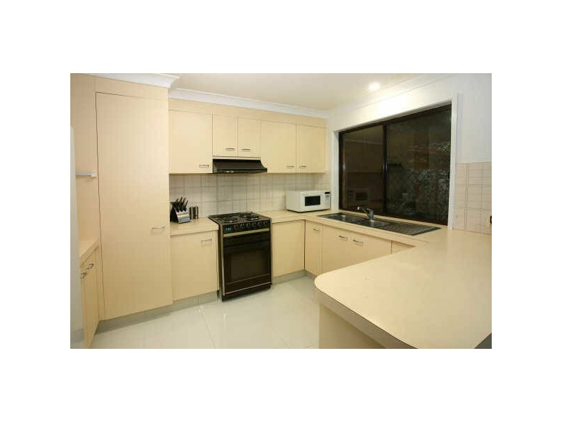 2/9 Flora Cl, Burleigh Waters QLD 4220