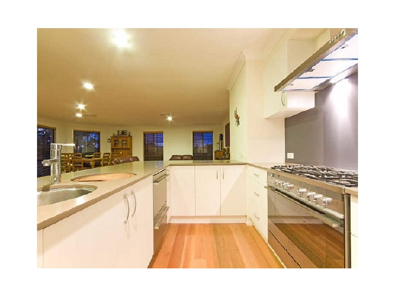 8 Barlee Court, Elanora QLD 4221