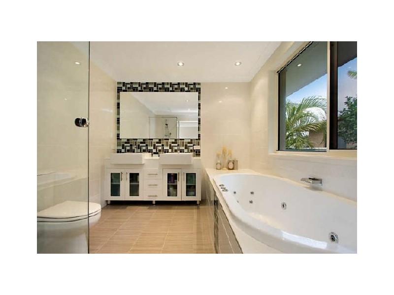 24 Egret Av, Burleigh Waters QLD 4220