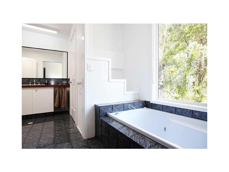 1 Kaffia Court, Elanora QLD 4221