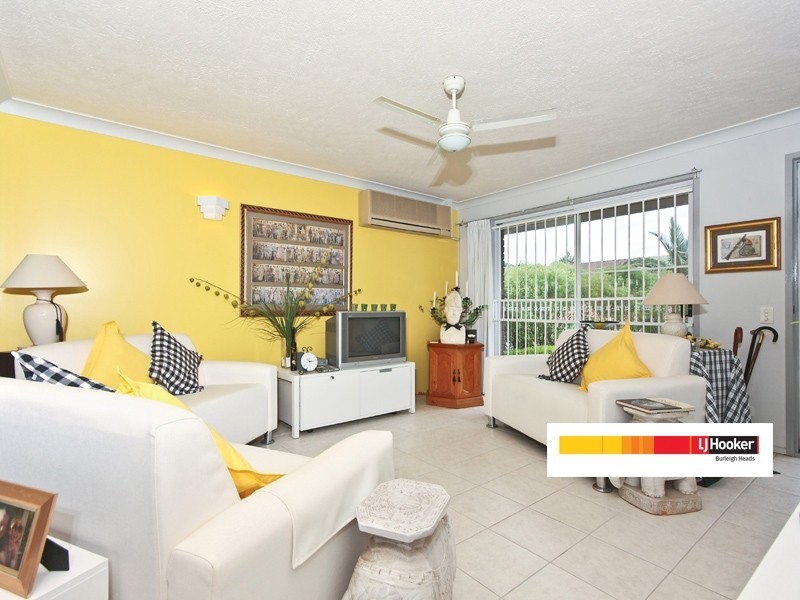 2/2 Flora Cl, Burleigh Waters QLD 4220