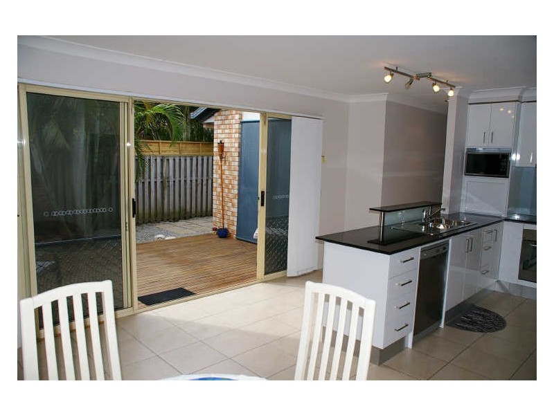 1/8 Gainsborough Dr, Varsity Lakes QLD 4227