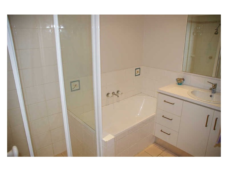 1/8 Gainsborough Dr, Varsity Lakes QLD 4227