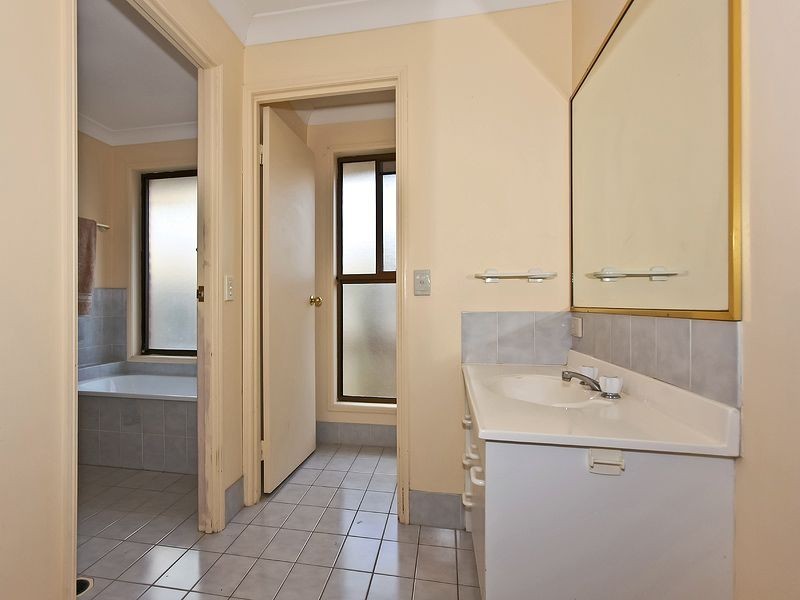 22 Honeywood Court, Burleigh Waters QLD 4220