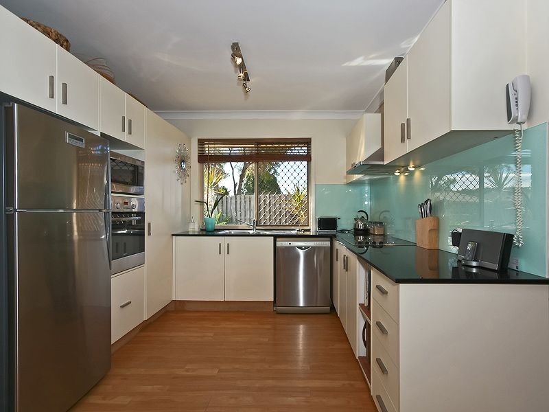 8 Redwing Court, Burleigh Waters QLD 4220