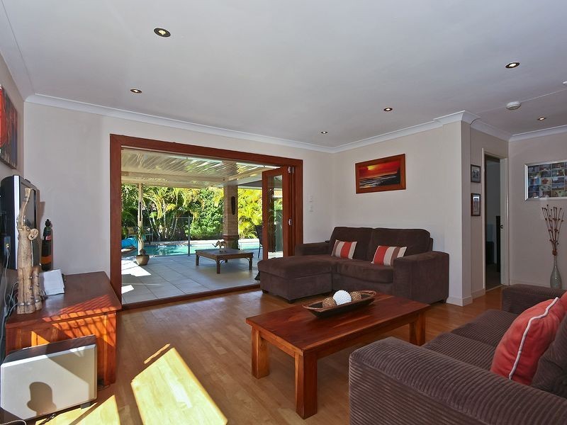 8 Redwing Court, Burleigh Waters QLD 4220