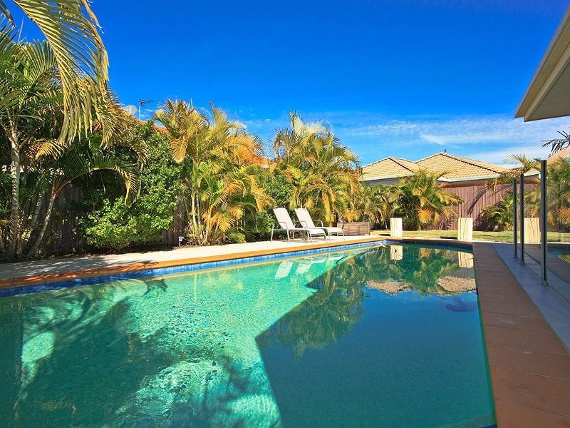 8 Redwing Court, Burleigh Waters QLD 4220