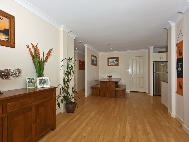 8 Redwing Court, Burleigh Waters QLD 4220