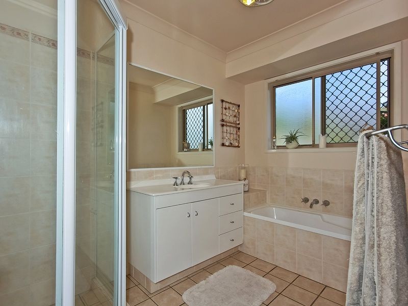 8 Redwing Court, Burleigh Waters QLD 4220