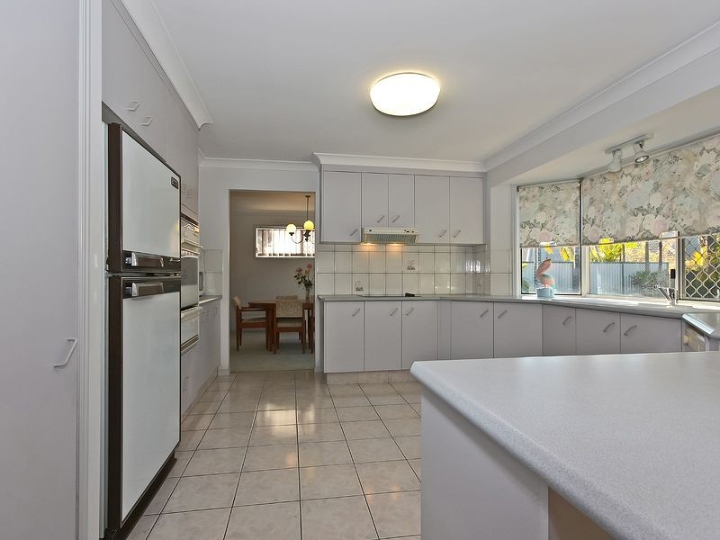 8 Sugarleaf Court, Burleigh Waters QLD 4220