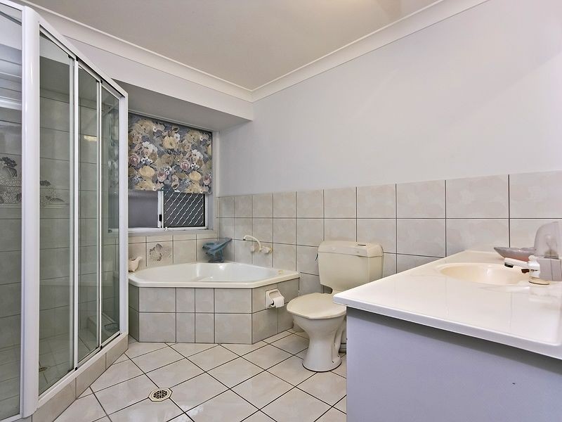 8 Sugarleaf Court, Burleigh Waters QLD 4220